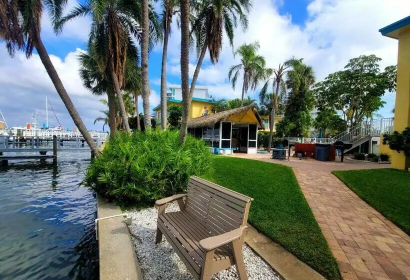 Searenity, Waterside Studio In The Heart Of Treasure Island, Walk To Beach