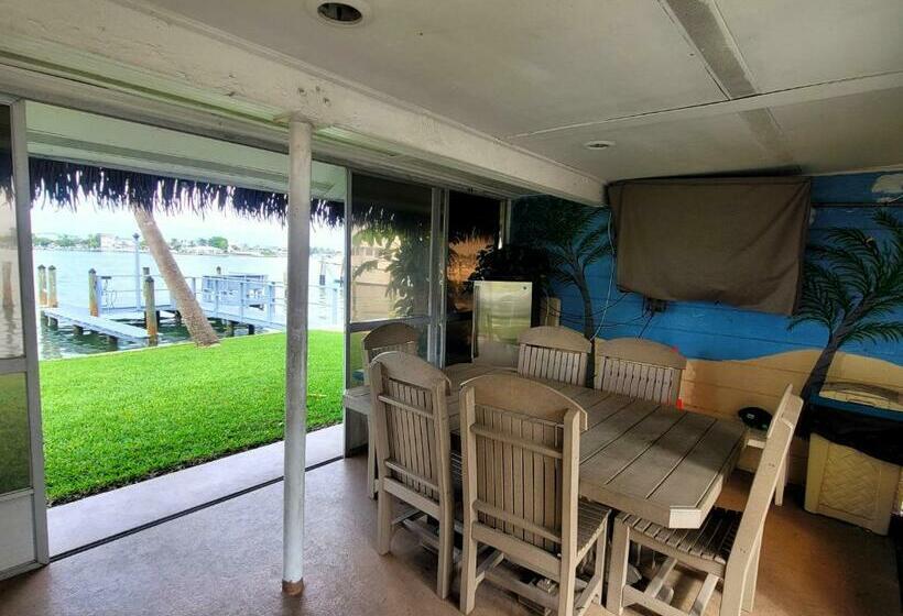 Searenity, Waterside Studio In The Heart Of Treasure Island, Walk To Beach