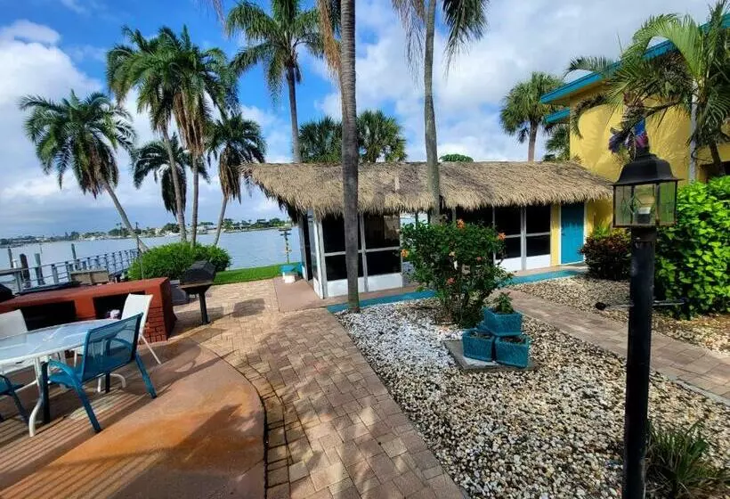 Searenity, Waterside Studio In The Heart Of Treasure Island, Walk To Beach