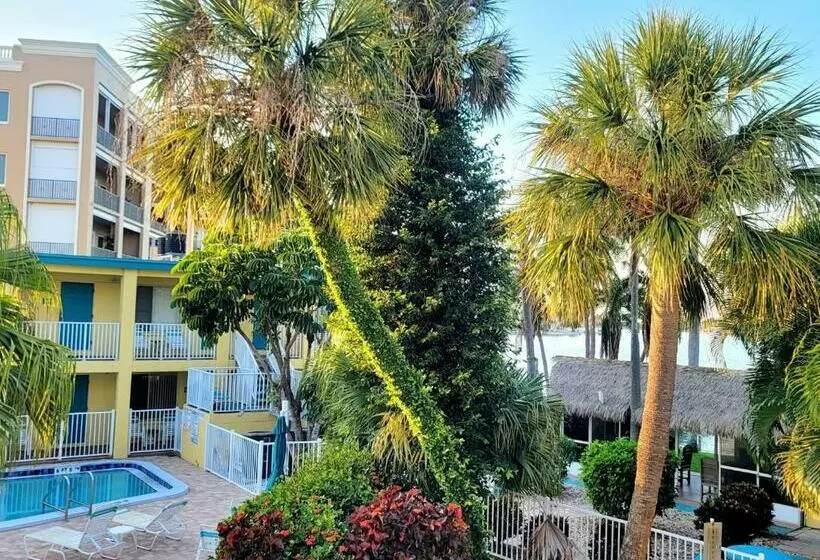 Searenity, Waterside Studio In The Heart Of Treasure Island, Walk To Beach