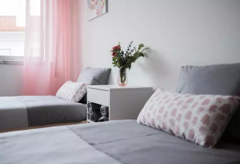 Retkeilymaja Baleal Surf Emotions