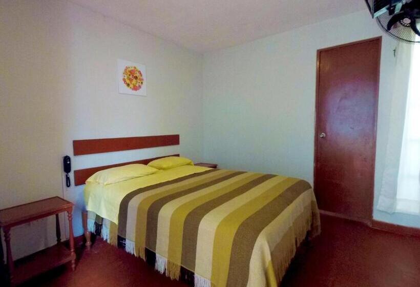 هتل Las Palmeras Hostal