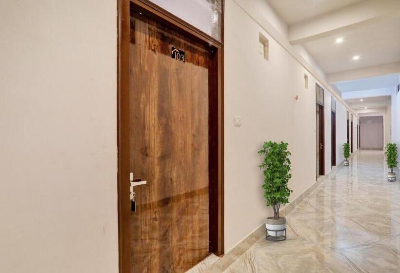 בית מלון כפרי Oyo Flagship 70374 C R K Inn