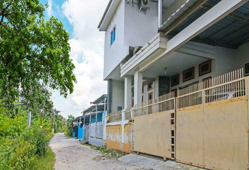 בית מלון כפרי Spot On 91958 Flamboyan 25 Homestay Syariah