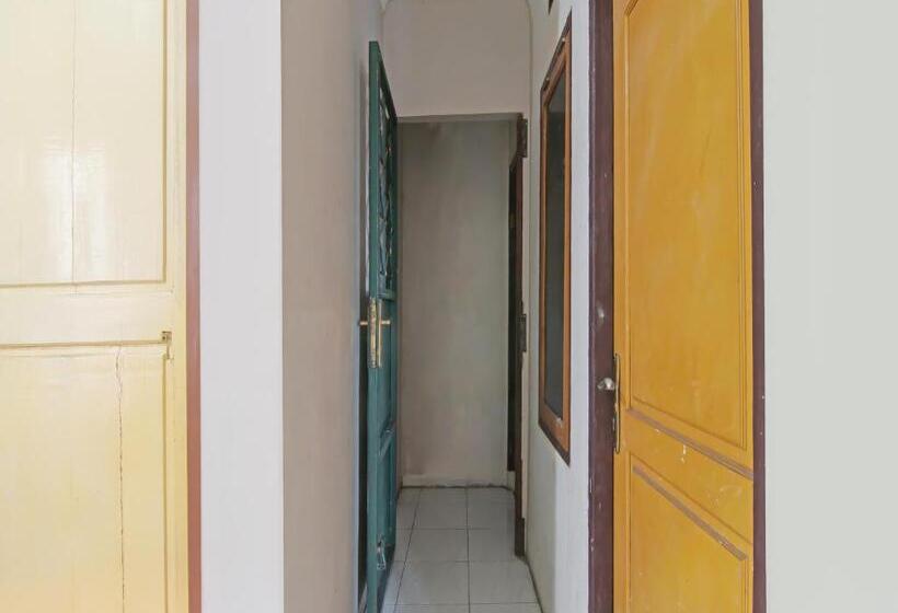 בית מלון כפרי Spot On 91958 Flamboyan 25 Homestay Syariah