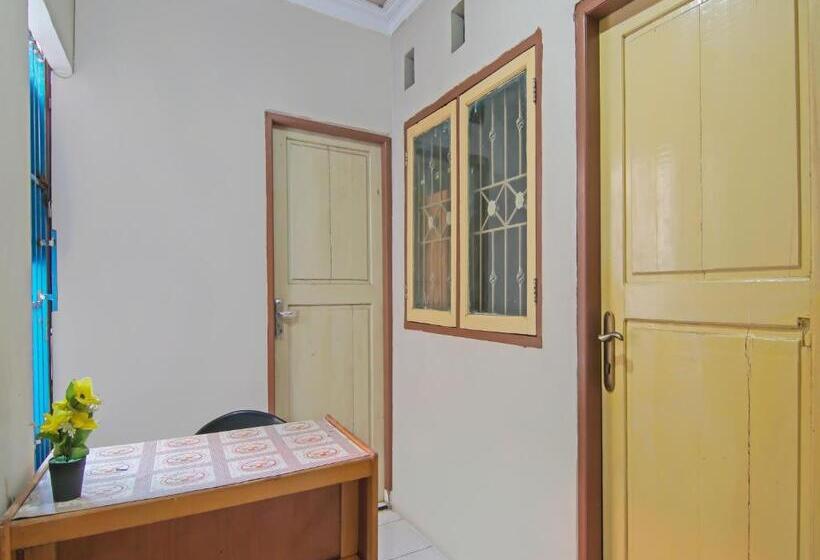 בית מלון כפרי Spot On 91958 Flamboyan 25 Homestay Syariah