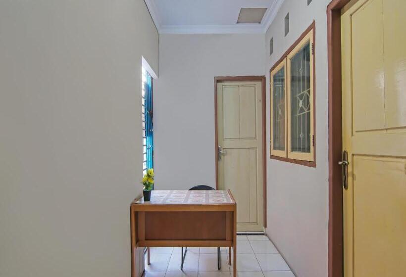 בית מלון כפרי Spot On 91958 Flamboyan 25 Homestay Syariah