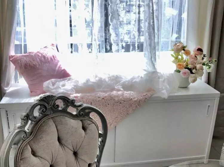 Majatalo Sunny Rooms Mascot