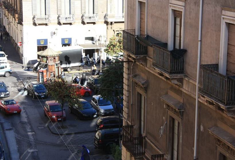 تختخواب و صبحانه Tra L Etna E Il Mare Via Oberdan