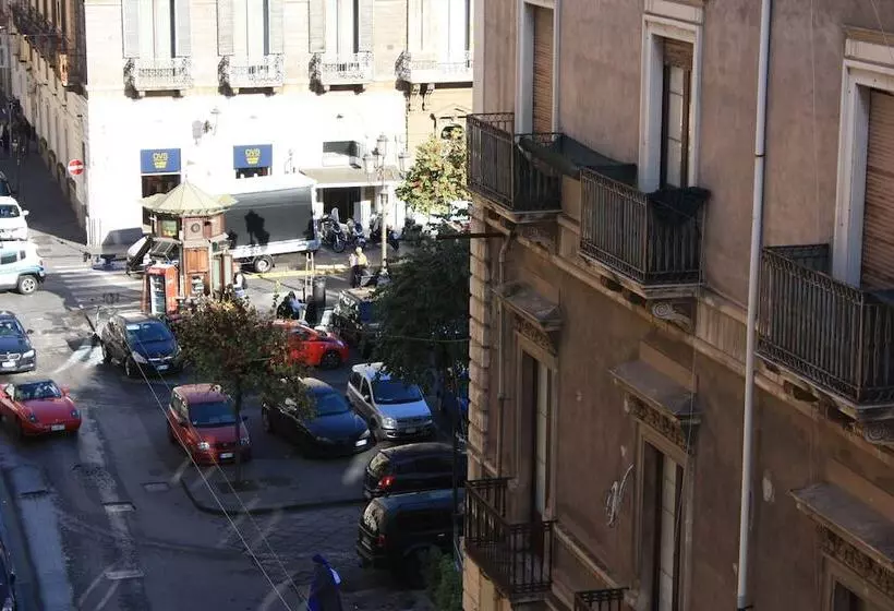 تختخواب و صبحانه Tra L Etna E Il Mare Via Oberdan