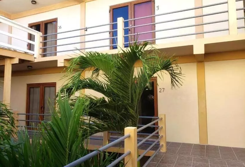 Beach Club Budget Rooms At Popeyes Caye Caulker