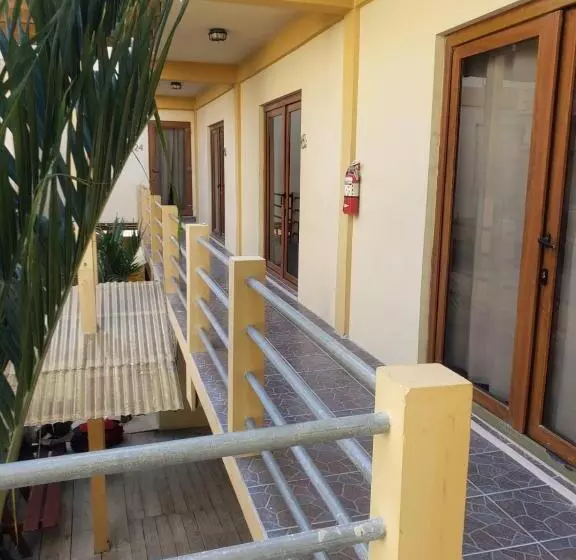 Beach Club Budget Rooms At Popeyes Caye Caulker