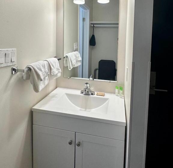 فندق Anavada Inn & Suites   Grande Prairie