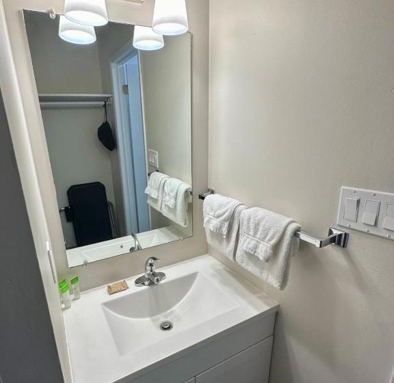 فندق Anavada Inn & Suites   Grande Prairie