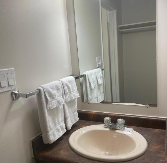 فندق Anavada Inn & Suites   Grande Prairie
