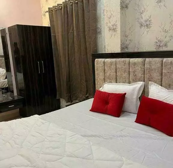 Hotelli Capital O 89011 The Awadh Residency