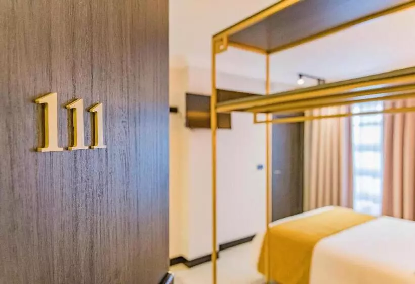 ホテル Vesci Faventia