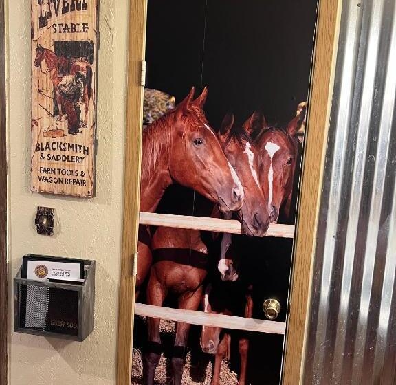 Общежитие Acorn Hideaways Canton Old Western Ranch Hands  Suite