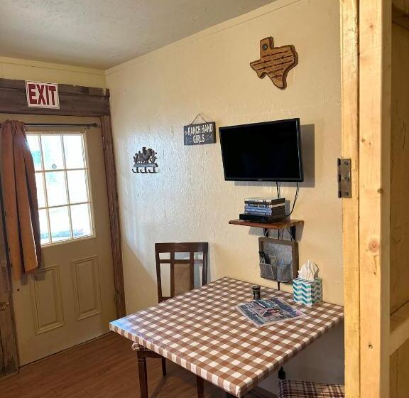 Общежитие Acorn Hideaways Canton Old Western Ranch Hands  Suite