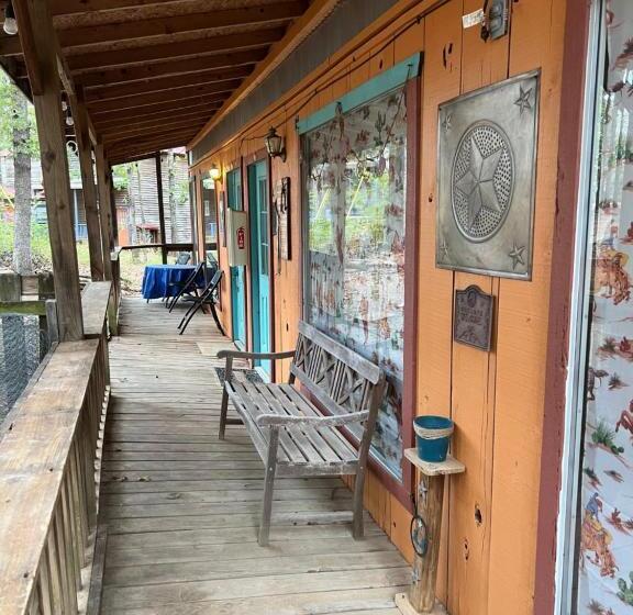 Общежитие Acorn Hideaways Canton Old Western Ranch Hands  Suite