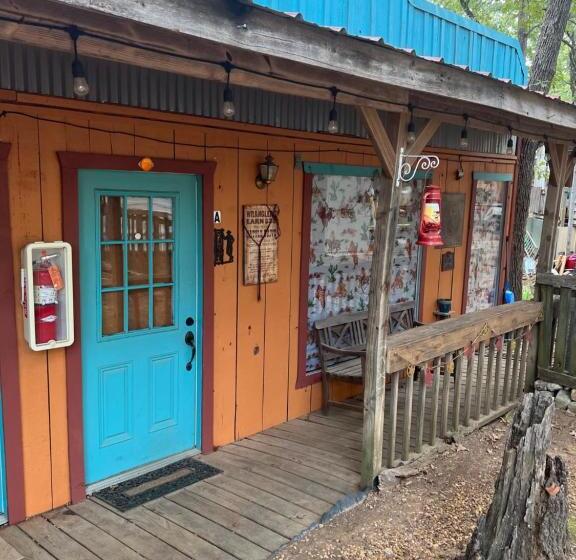Общежитие Acorn Hideaways Canton Old Western Ranch Hands  Suite