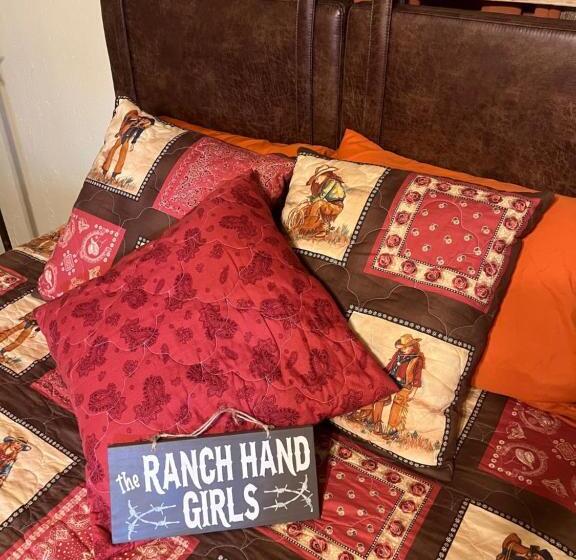 Общежитие Acorn Hideaways Canton Old Western Ranch Hands  Suite