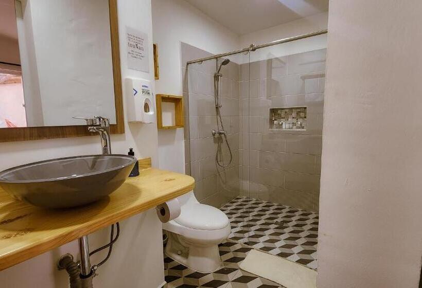 Hotel Tuki Hostel & Lounge