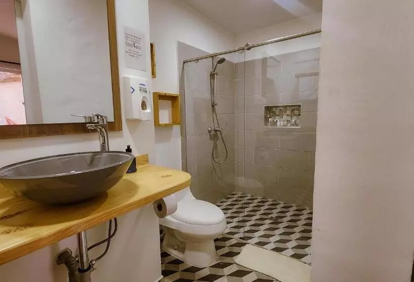 هتل Tuki Hostel & Lounge