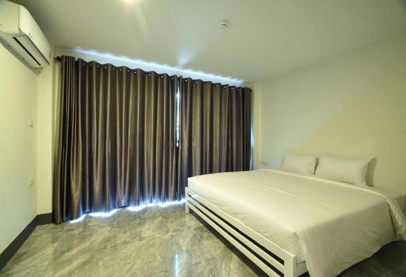 Koko Party Hostel 18 40