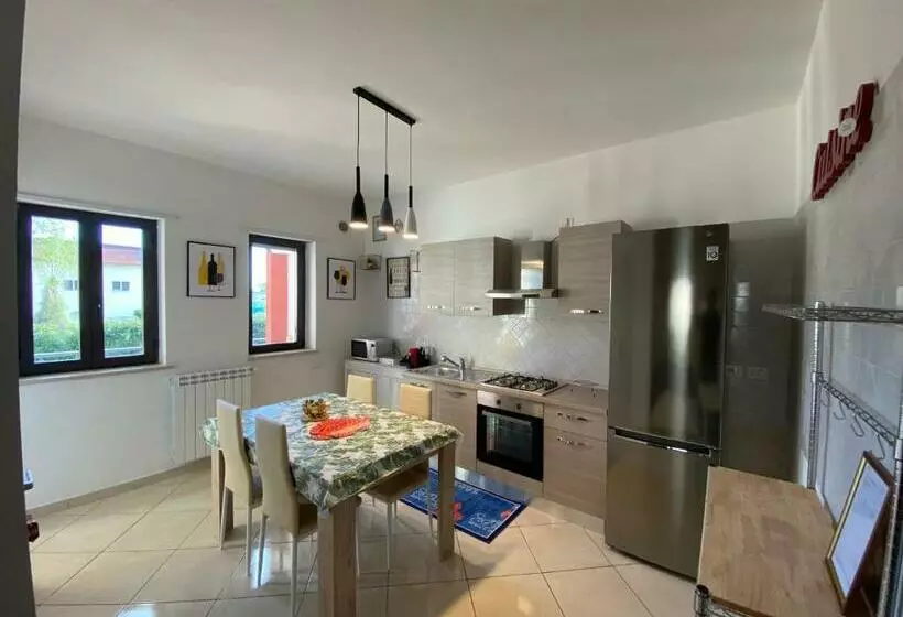 Aamiaismajoitus (B&B) Caserta Royale Family