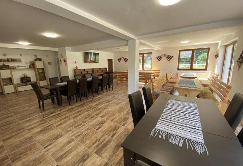 ホテル Pensiunea Cheile șugăului