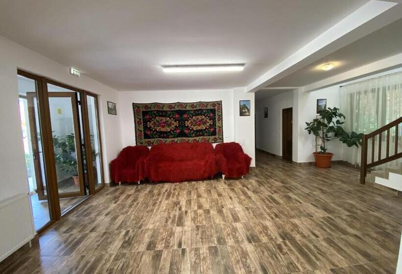 ホテル Pensiunea Cheile șugăului