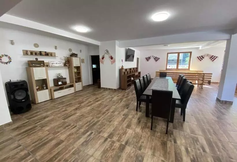 Hotelli Pensiunea Cheile șugăului