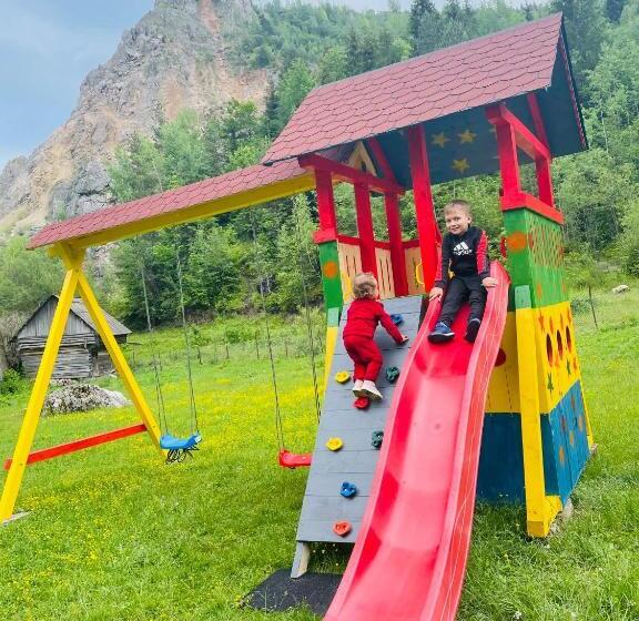 ホテル Pensiunea Cheile șugăului