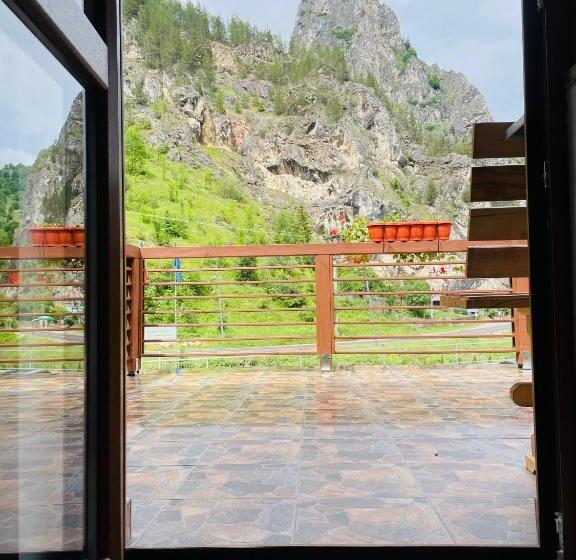 ホテル Pensiunea Cheile șugăului