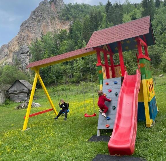 ホテル Pensiunea Cheile șugăului