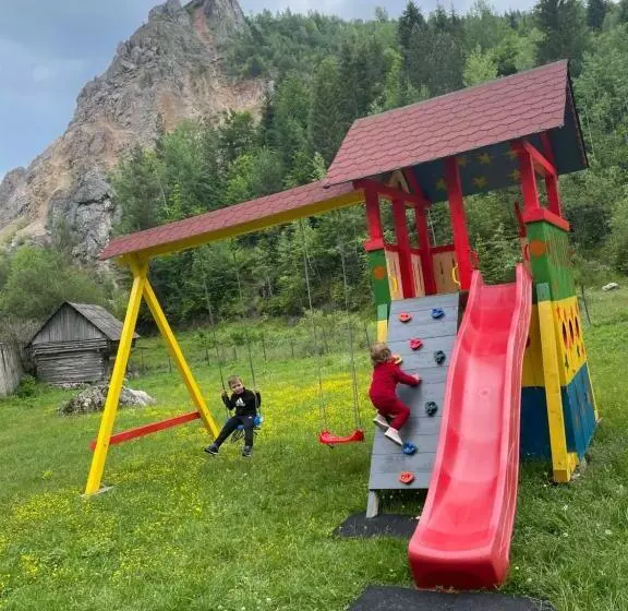 Hotelli Pensiunea Cheile șugăului
