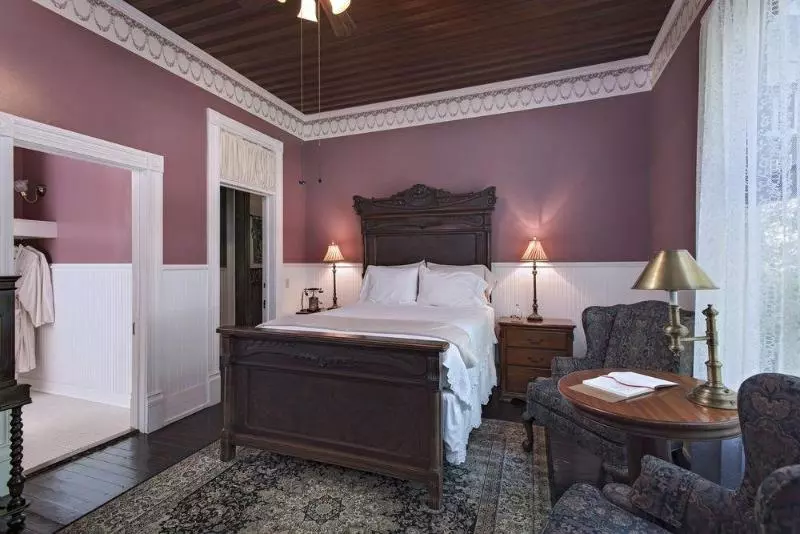 住宿加早餐  Inn On The Creek