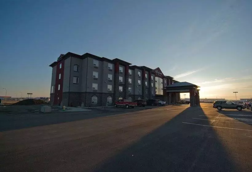 Отель Redwood Inn & Suites