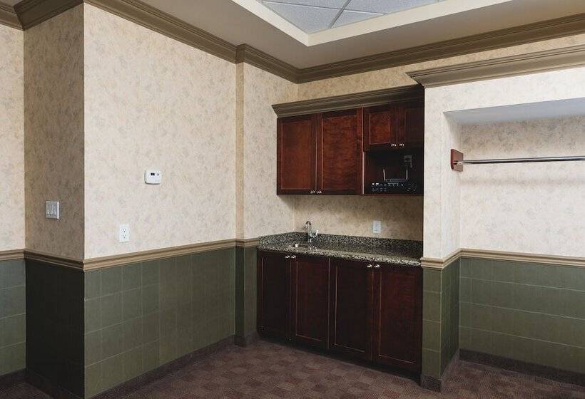 Hotel Redwood Inn & Suites