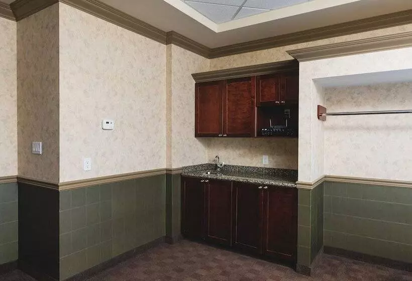 Отель Redwood Inn & Suites