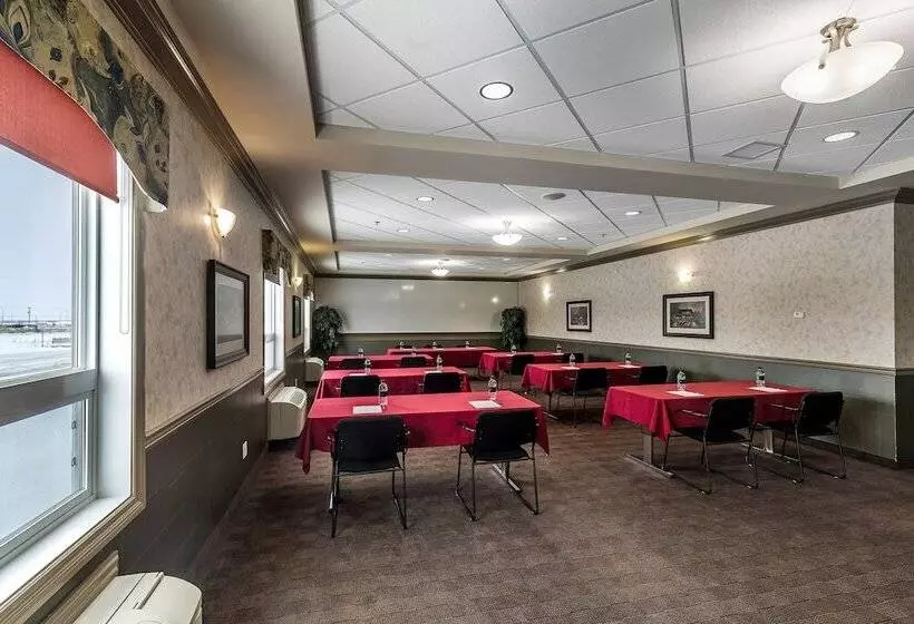 Отель Redwood Inn & Suites