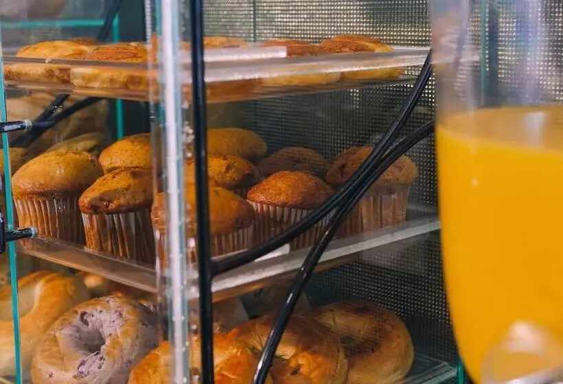 Отель Redwood Inn & Suites