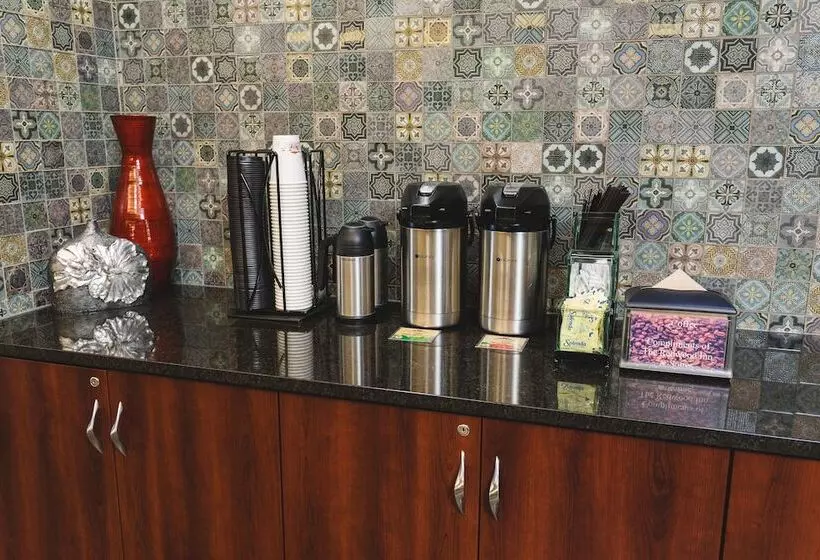 Отель Redwood Inn & Suites