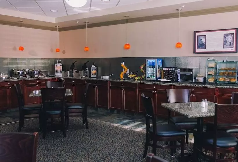 Отель Redwood Inn & Suites