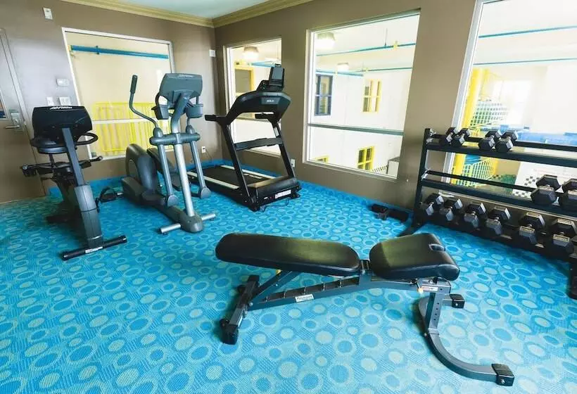 Отель Redwood Inn & Suites