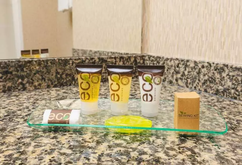 Отель Redwood Inn & Suites