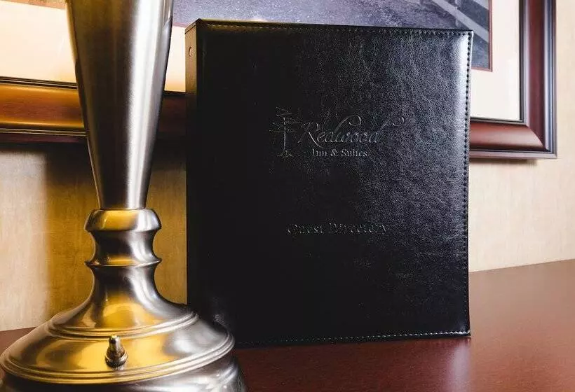 Отель Redwood Inn & Suites