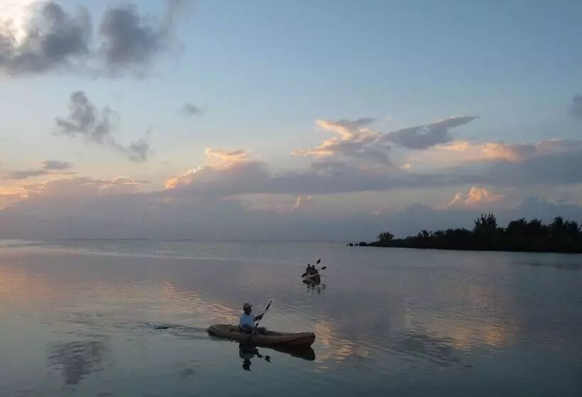 Hotel St. George's Caye Resort