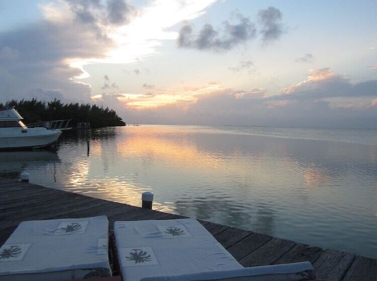 هتل St. George's Caye Resort